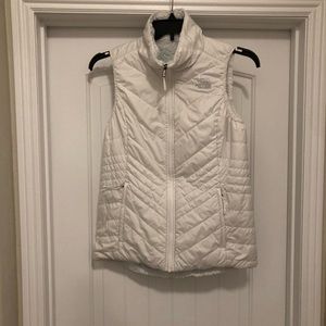 The NorthFace MossBud reversible white vest size Medium